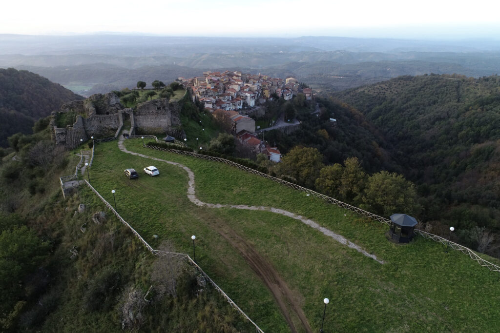 Vista da drone del castello di Arena e sullo sfondo il villaggio attuale