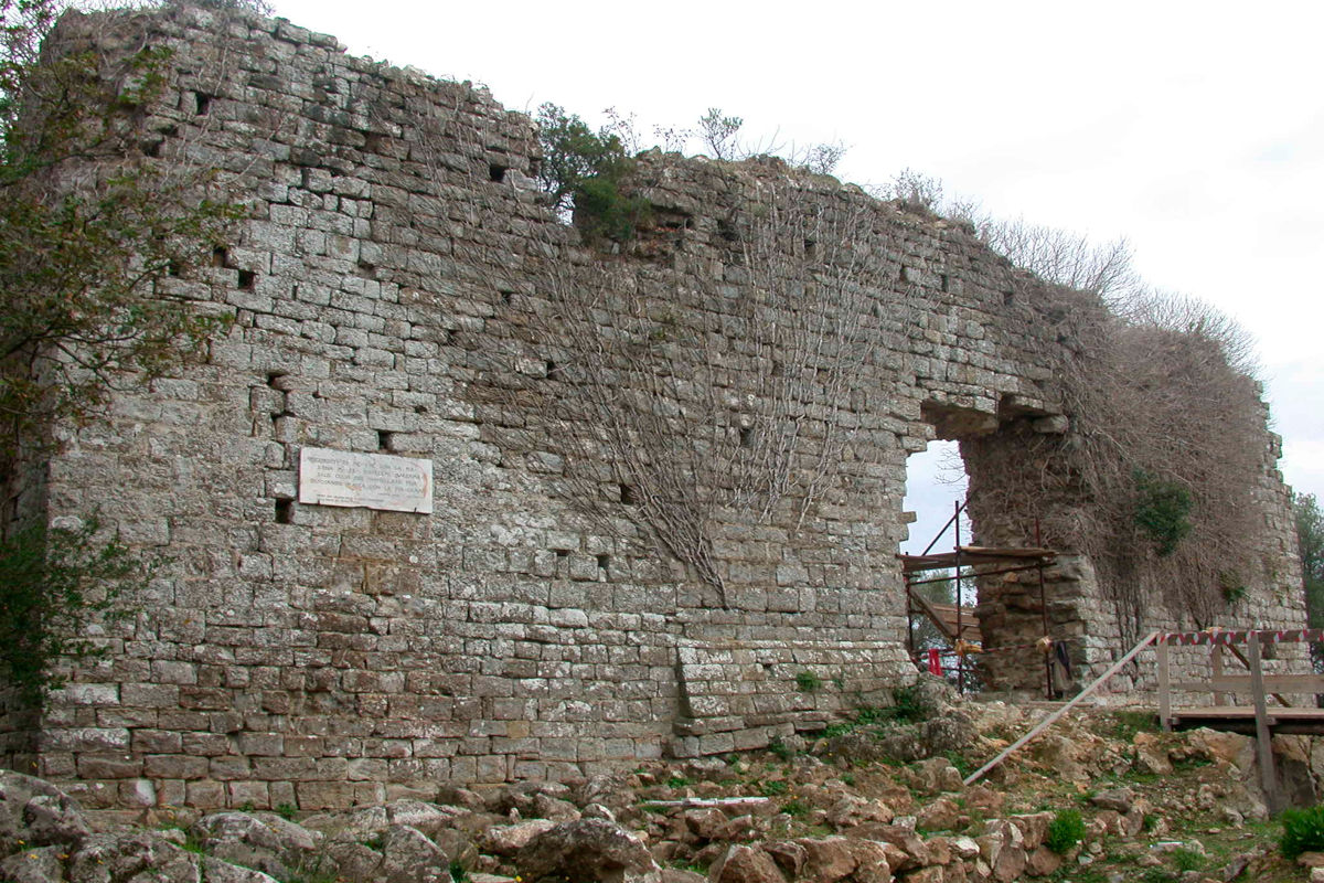 La foto mostra un dettaglio della facciata occidentale del cassero di Castel di Pietra