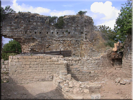 La foto mostra l'interno del cassero di Castel di Pietra con i resti della prima torre romanica mozzata