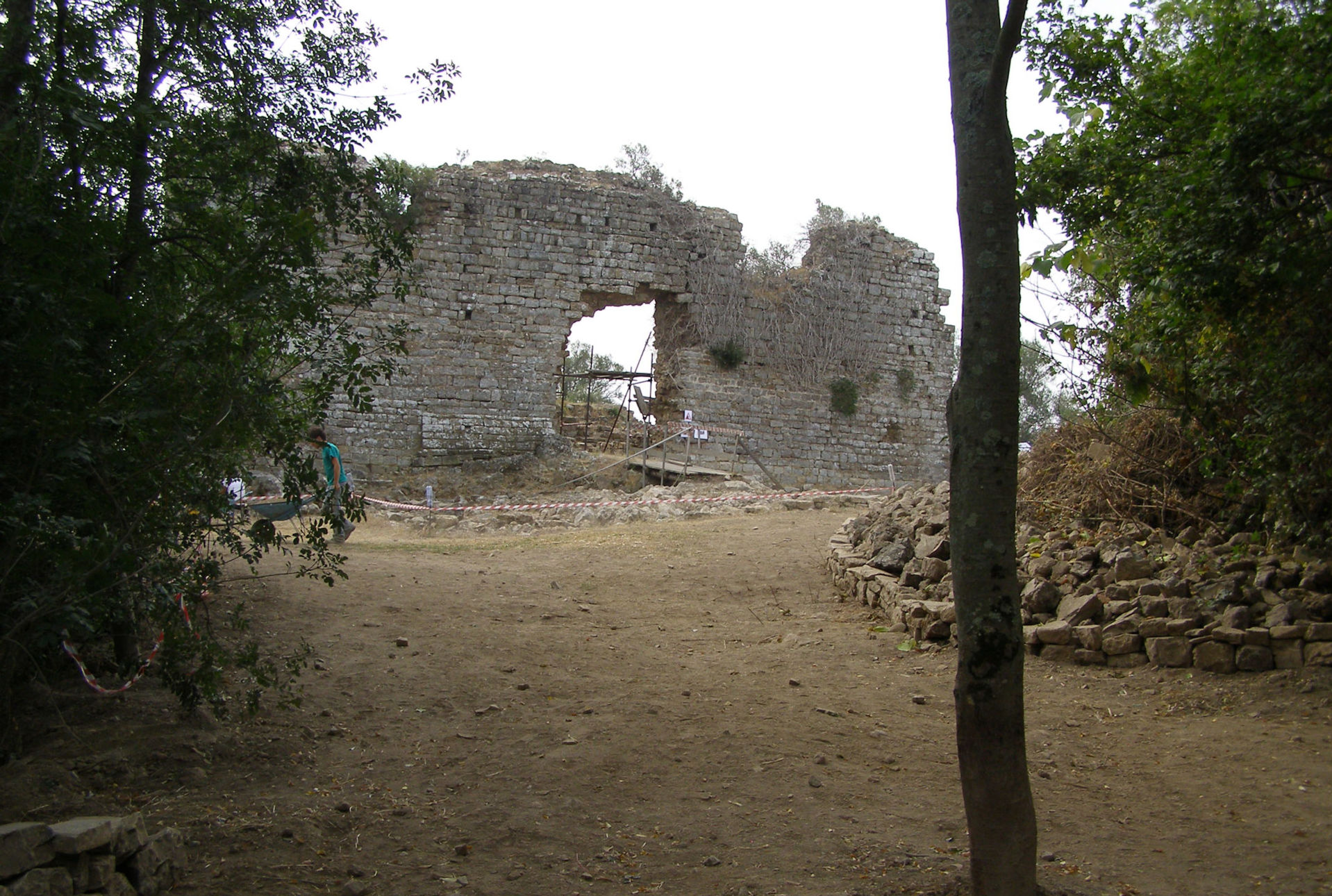 La foto mostra il cassero di Castel di Pietra visto da ovest