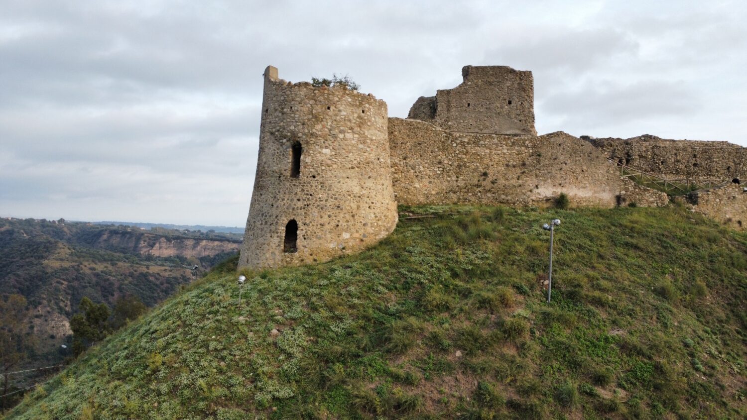 Vista della torre circolare del castello di Simeri