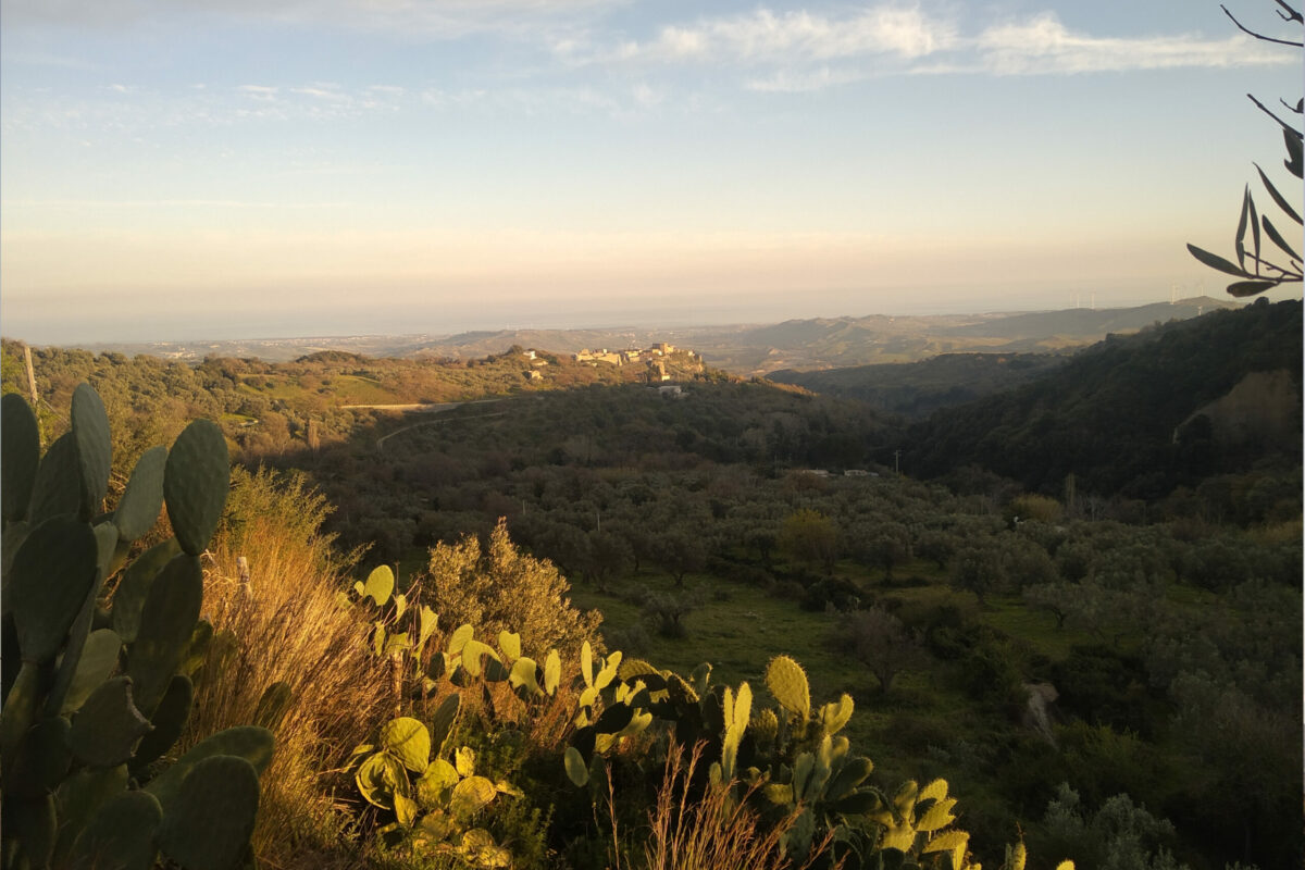 Vista da lontano del castello di Simeri con il mare Ionio sullo sfondo