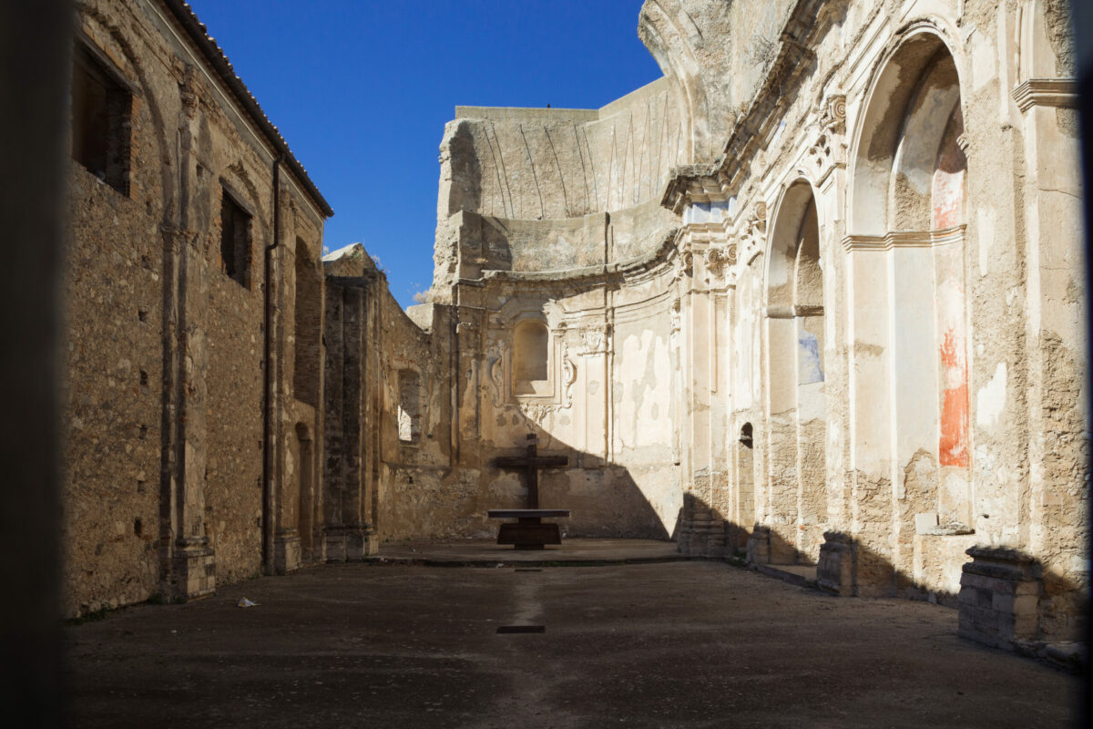 Vista dell'interno della collegiata di Simeri