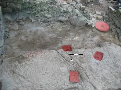 La foto mostra le tracce in negativo del torchio vinario rinvenuto nella fase di abbandono del castello di Sassoforte