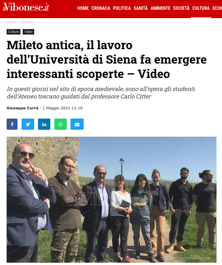 Foto tratta dalla stampa locale che mostra il gruppo di lavoro e le istituzioni locali in un momento di divulgazione dei risultati delle ricerche a Mileto antica
