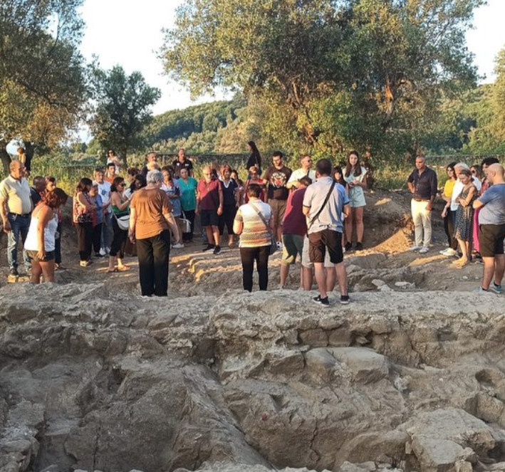 Foto della sezione del coinvolgimento pubblico che mostra una visita guidata su uno dei siti oggetto di studio