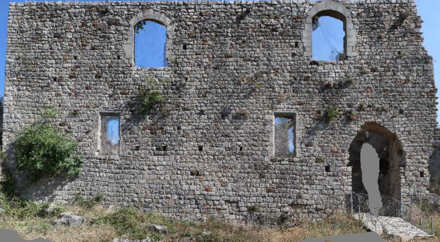 La foto mostra il prospetto sud del palazzo di Selvena dopo i restauri