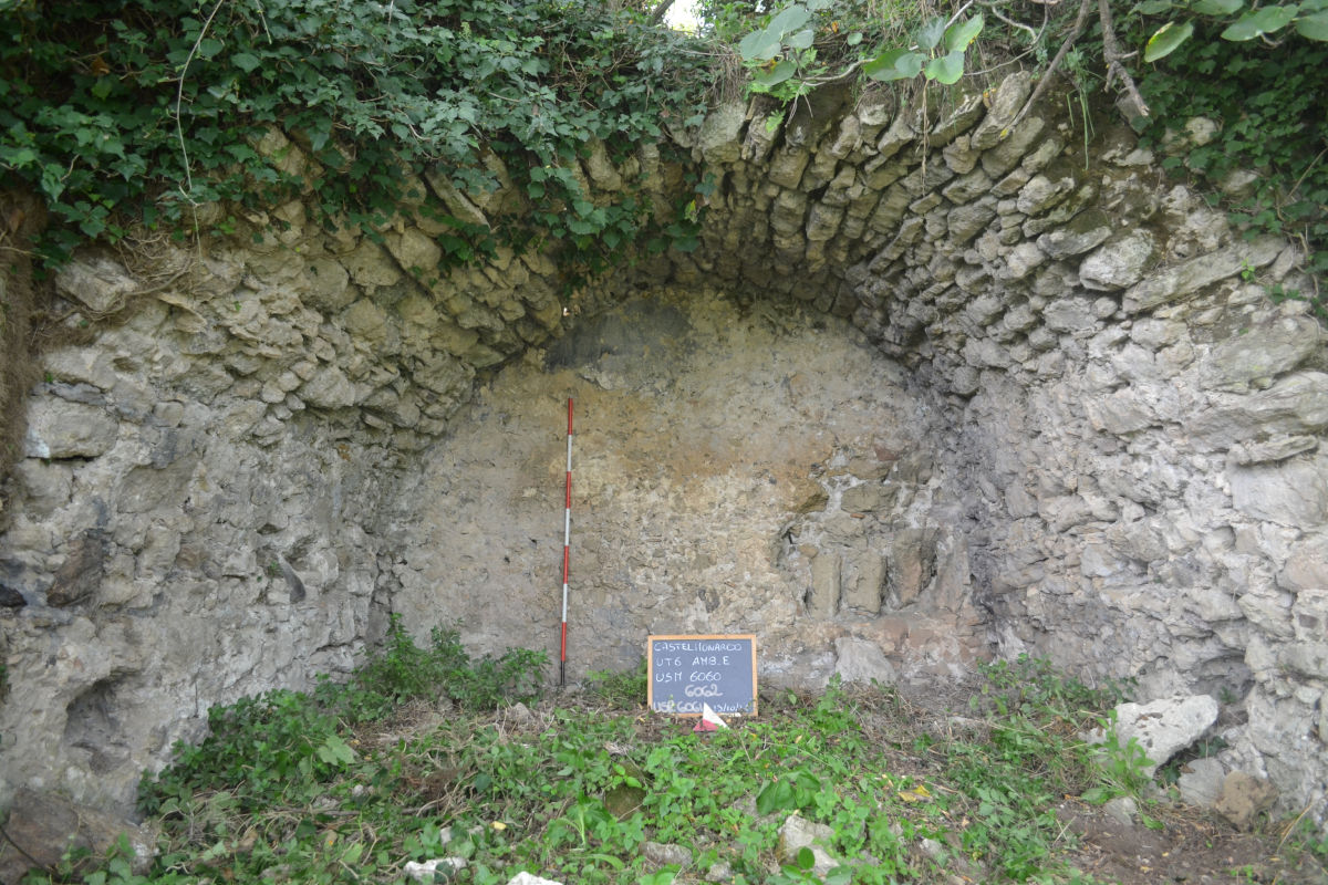 La foto mostra uno dei numerosi ambienti ipogei del sito che hanno avuto un uso prolungato nel tempo e modifiche strutturali.