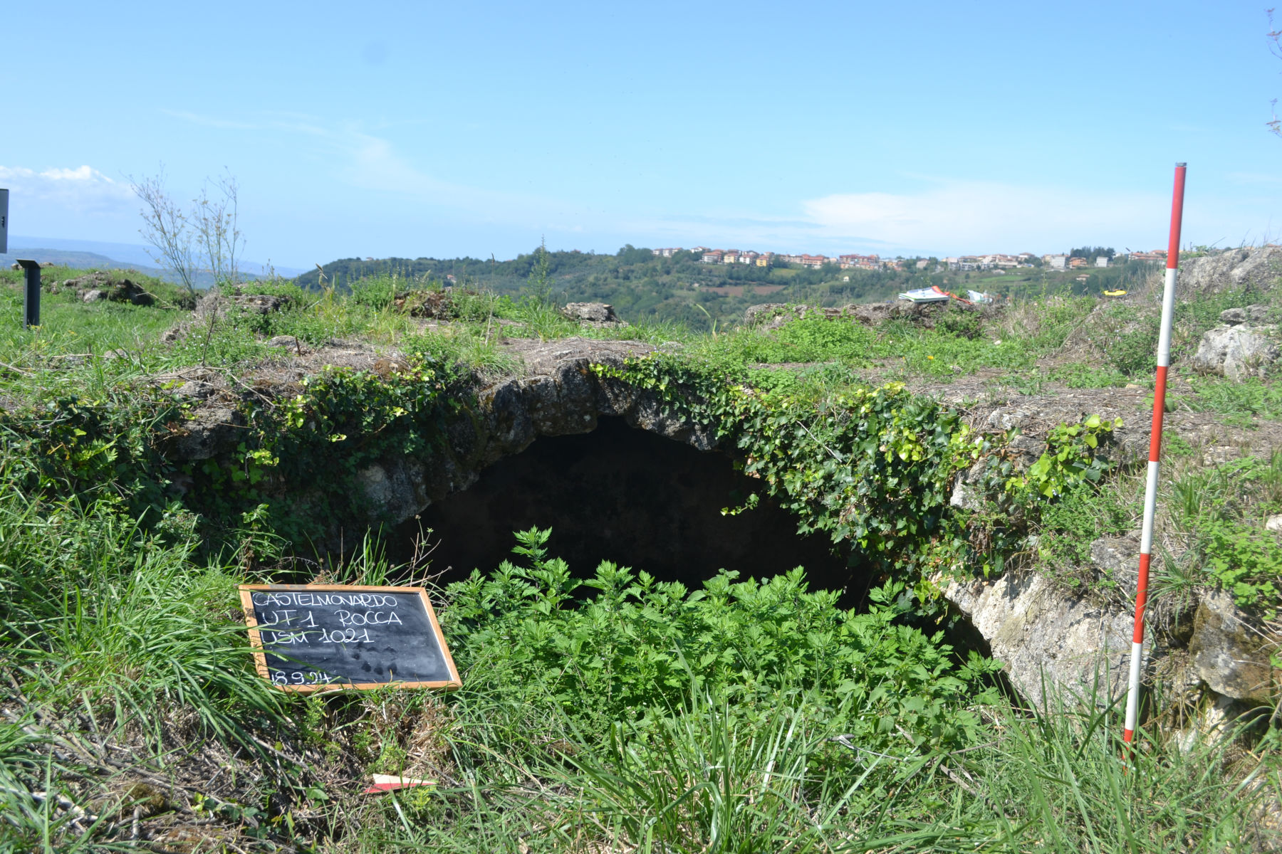 La foto mostra la volta della cisterna dell'area signorile del castello oggi in gran parte interrata.