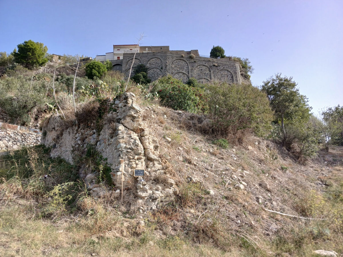 Questa foto mostra alcune strutture in muratura che emergono dal terreno nella parte occidentale del villaggio abbandonato della Grecia a Simeri, subito sotto l'abitato attuale.