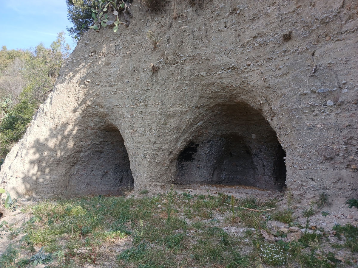 In questa foto si vedono due ambienti rupestri collocati nella parte bassa della Grecia di Simeri Crichi. L'origine e la datazione di queste tracce è ancora del tutto ignota e poterebbe trattarsi di una serie di fasi di vita prolungata ma con frequenti rifunzionalizzazioni
