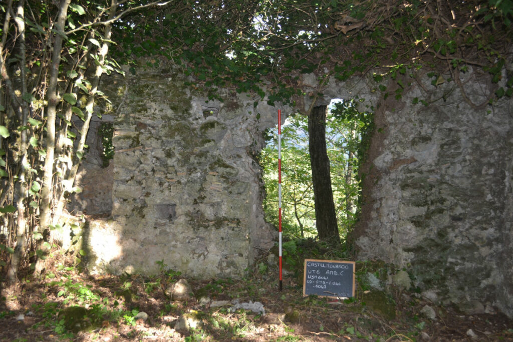 La foto mostra uno dei tanti ambienti del borgo medievale che si colloca a nord dell'area signorile su un'ampia estensione.