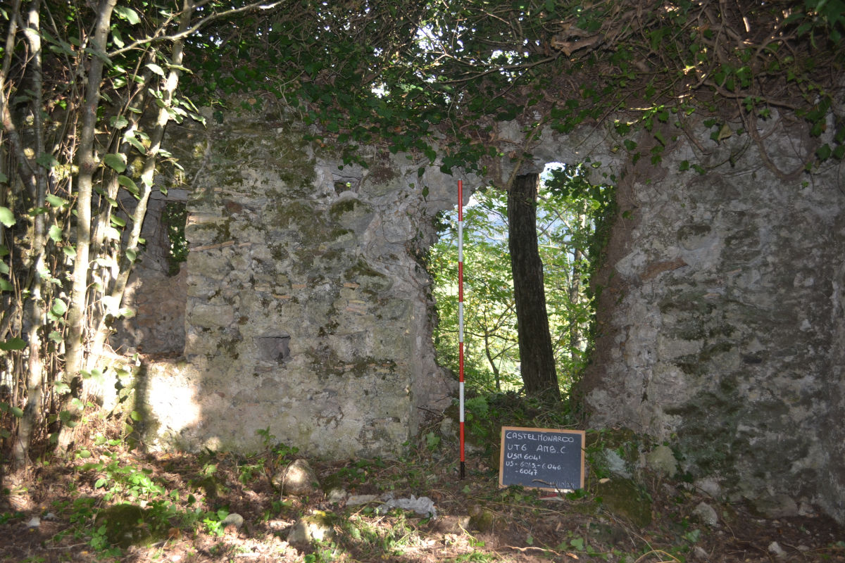 La foto mostra uno dei tanti ambienti del borgo medievale che si colloca a nord dell'area signorile su un'ampia estensione.