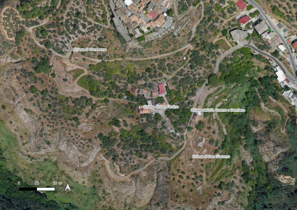 L'immagine è una foto aerea dell'area compresa fra la Grecia di Simeri Crichi e il villaggio attuale. In particolare è messa in evidenza l'ubicazione delle chiese note